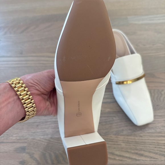 NWOT Giani Bernini business slides w/gold accent. Size 8.5 - Picture 3 of 4